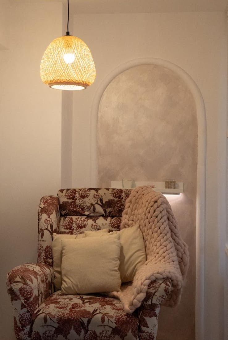 Wicker pendant lampa i ratan fotelja u Alila Studio Wellbeing — natural materijali i tekstil
